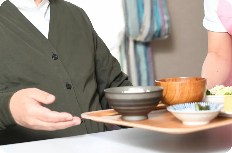 食事を運ぶグループホーム桜雅のスタッフ